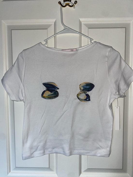 Lisa Says Gah Tops - Lisa Says Gah White Short Sleeve Tee with Abstract Shell Print